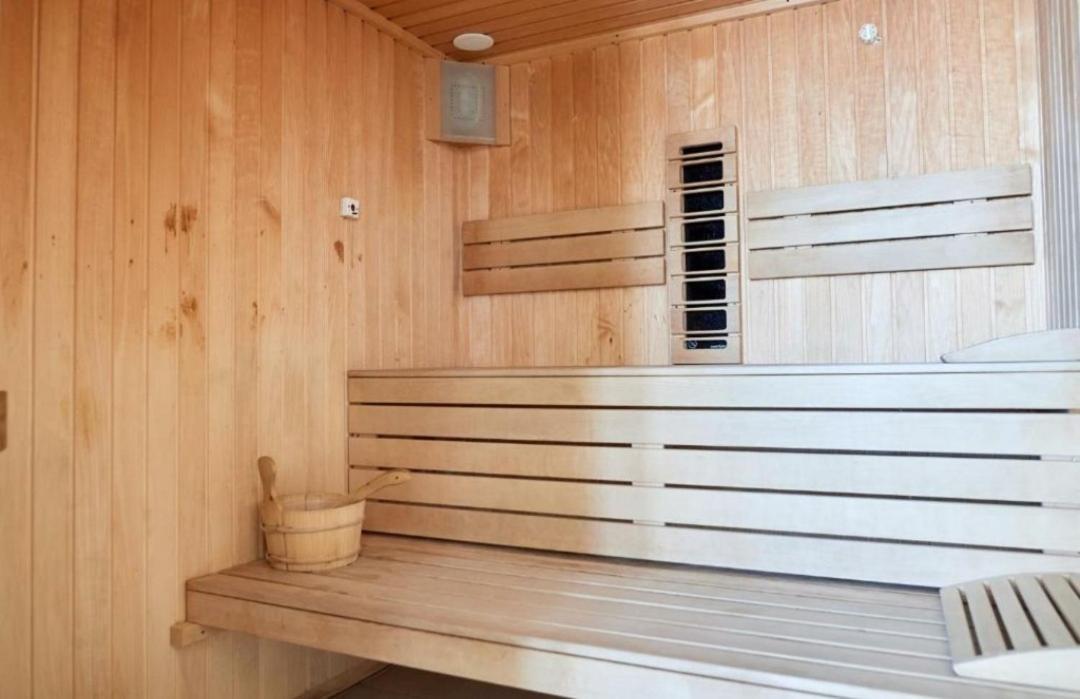 Alezzi Beach Vibe Family Studio With Spa Piscina Interioara Incalzita Sauna Jacuzzi Gym Нэводари Экстерьер фото