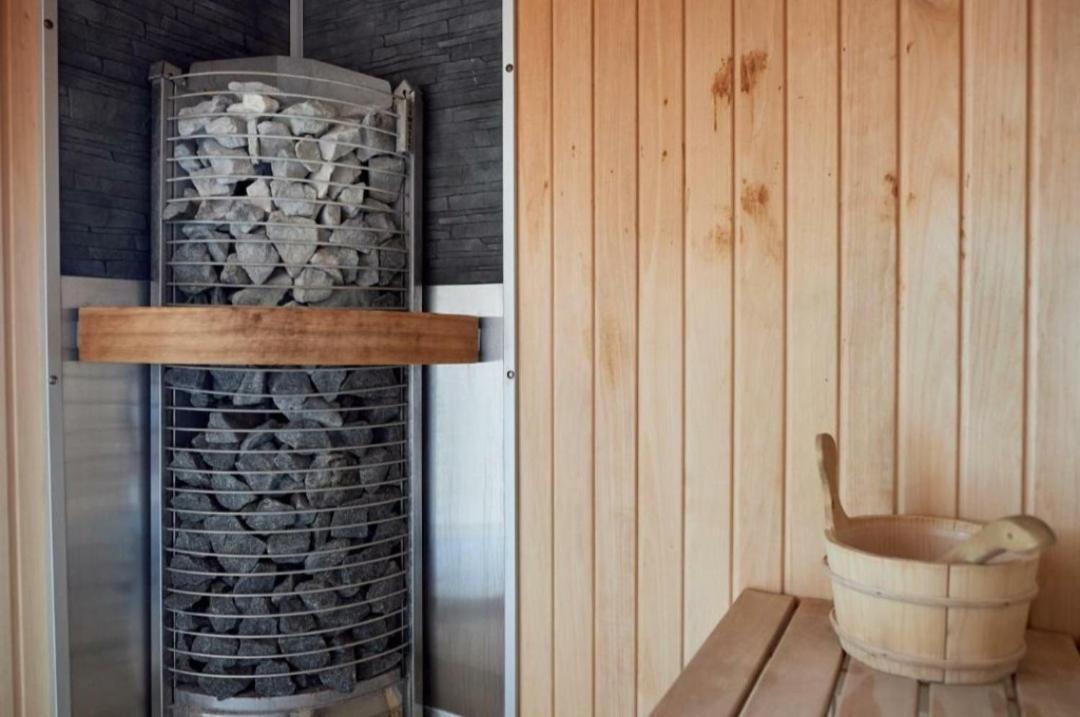 Alezzi Beach Vibe Family Studio With Spa Piscina Interioara Incalzita Sauna Jacuzzi Gym Нэводари Экстерьер фото